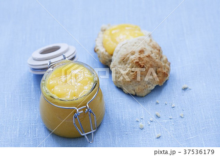 Lemon curd and scone 37536179