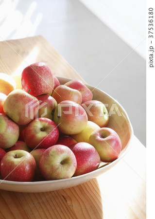 A pile of fresh apples in a bowl 37536180