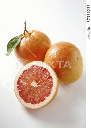 Pink grapefruits, whole and halved Pink grapefruits, whole and halved 37536258
