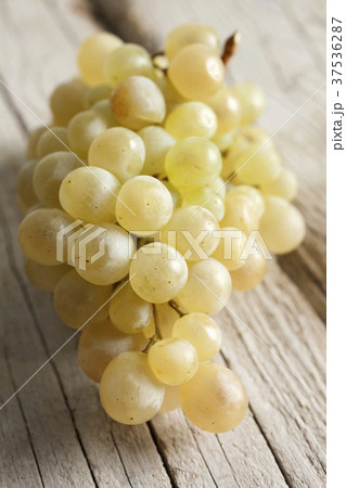 White grapes on a wooden surface 37536287