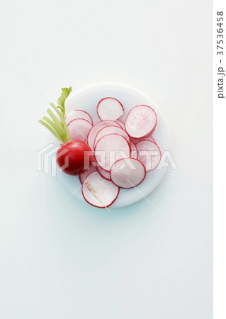 A whole radish and sliced radishes 37536458