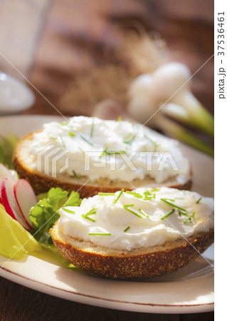 Rye breads with low-fat quark and chives Rye breads with low-fat quark and chives 37536461
