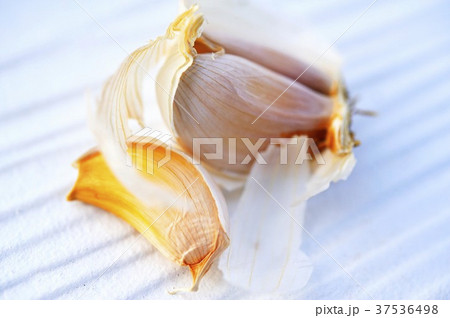 Garlic cloves (close-up) 37536498