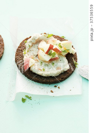 Pumpernickel with a horseradish spread and apples Pumpernickel with a horseradish spread and apples 37536559
