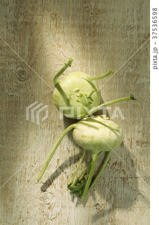 Two kohlrabis on a wooden surface 37536598