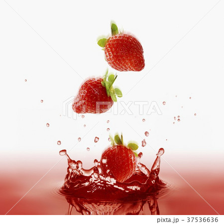 Strawberries falling into red juice Strawberries falling into red juice 37536636