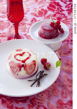 An ice cream tart with strawberries and frozen jelly with redcurrants 37536709
