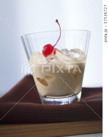 'Orgasm' (cocktail with Irish cream) 37536727