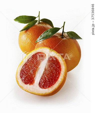 Red grapefruits, whole and halves 37536846