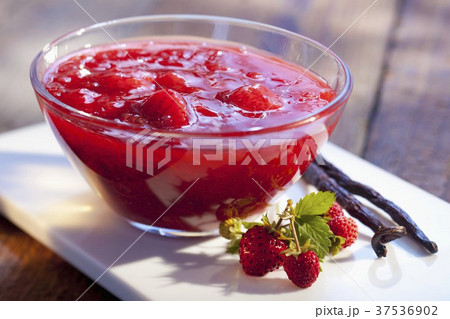 Strawberry jam with vanilla 37536902