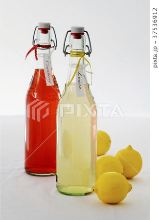 Home-made lemonade and cranberry juice as gifts 37536912