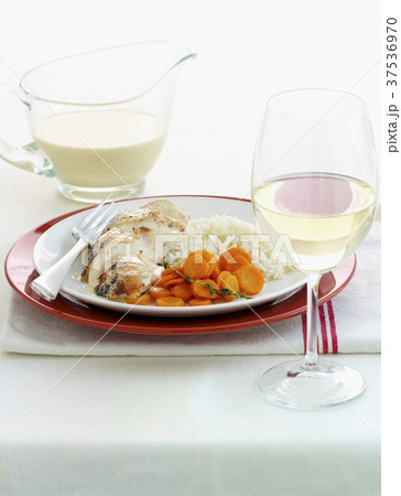 Chicken breast with carrots, rice and citrus sauce Chicken breast with carrots, rice and citrus sauce 37536970