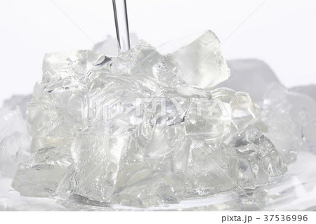 Ice cubes 37536996