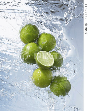 Limes, whole & halved, in water 37537011