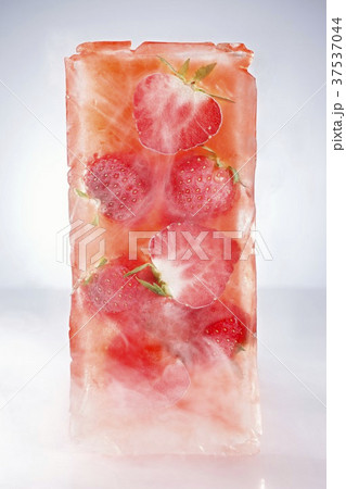 Strawberries in a block of ice 37537044
