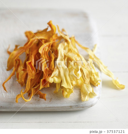 Crispy parsnip and sweet potato chips 37537121