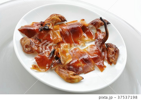 Pieces of roast suckling pig 37537198