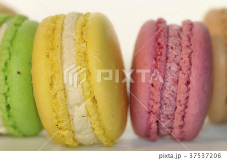 Various macaroons (close-up) 37537206