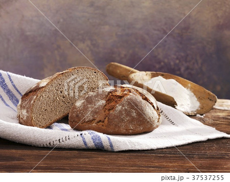 Halved sourdough loaf with rye (German) 37537255