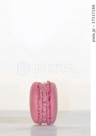 A raspberry macaroon 37537288
