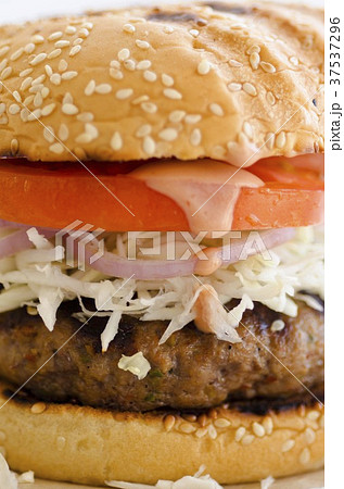 Burger with shredded white cabbage (close-up) Burger with shredded white cabbage (close-up) 37537296