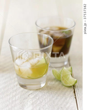A lime drink and cola 37537382