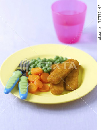 Fish fingers with carrots and peas 37537442