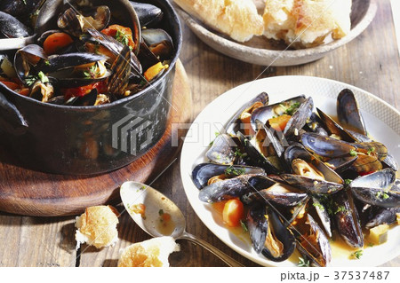 Steamed mussels and white bread 37537487