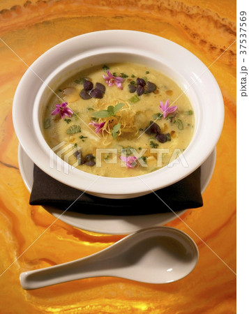 Bowl of Egg Drop Soup with Edible Flowers; Spoon Bowl of Egg Drop Soup with Edible Flowers; Spoon 37537569