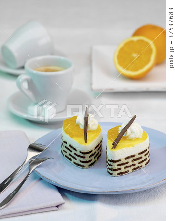 Orange tartlets 37537683