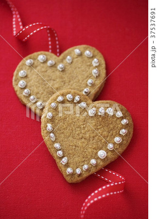 Decorated heart-shaped cinnamon biscuits 37537691