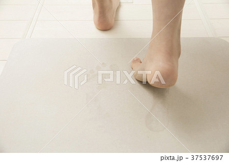珪藻土バスマットを使う女性足元 珪藻土バスマットを使う女性足元 37537697