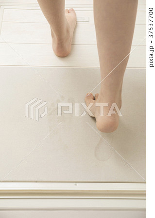 珪藻土バスマットを使う女性足元 37537700
