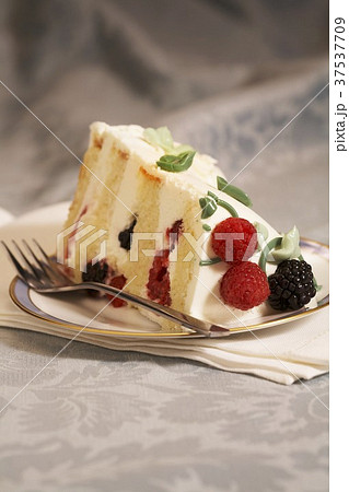 Cream cake with berries Cream cake with berries 37537709