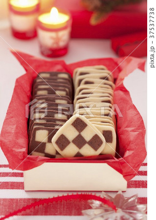 Black and white biscuits in a box 37537738