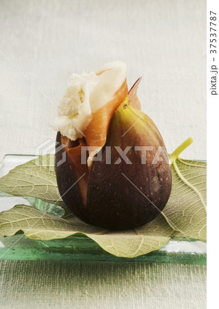 Figs with ham and goat cheese 37537787