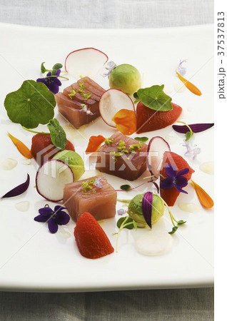 Tuna fish with Bloody Mary jelly 37537813