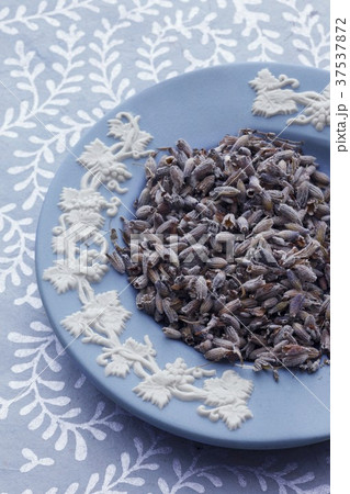 Dried lavender on a blue plate 37537872