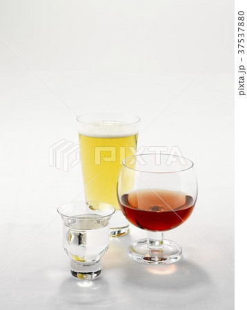 Sake, rose wine and beer in glasses 37537880