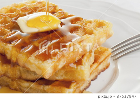 Waffles with butter and honey 37537947