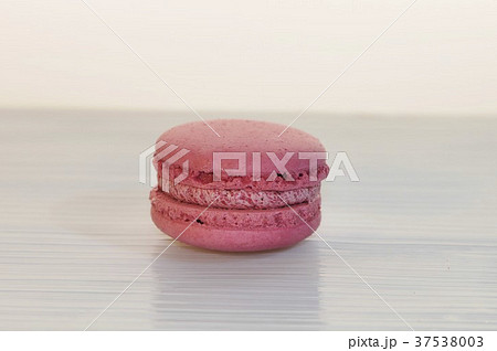 A raspberry macroon 37538003