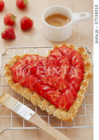 A heart-shaped strawberry tart 37538010