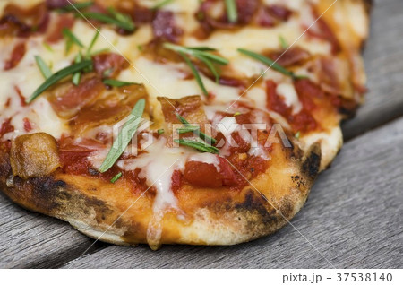 Grilled Pizza with Bacon and Rosemary; Close Up 37538140