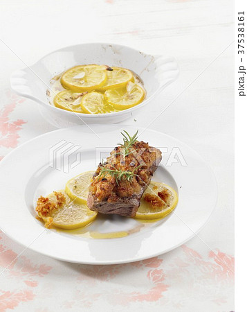 Gratinated rump steak with lemons 37538161