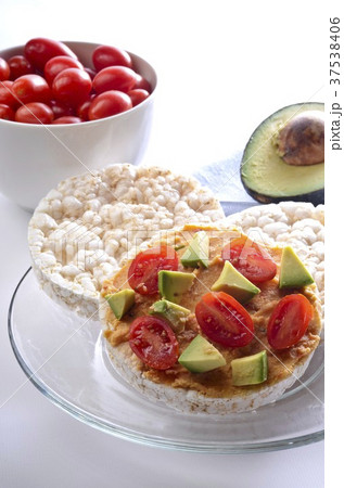 Rice Cakes with Hummus, Tomatoes and Avocado Rice Cakes with Hummus, Tomatoes and Avocado 37538406
