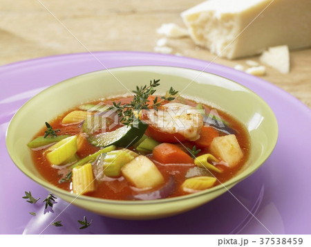 Minestrone with gratinated tomatoes 37538459