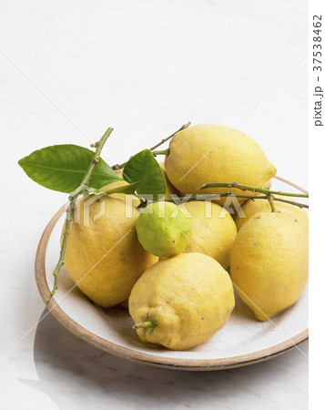 A plate of organic lemons 37538462