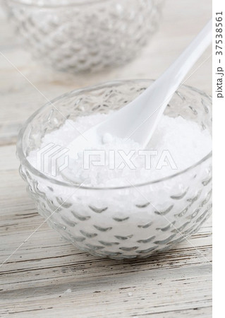 Coarse sea salt in a glass bowl 37538561