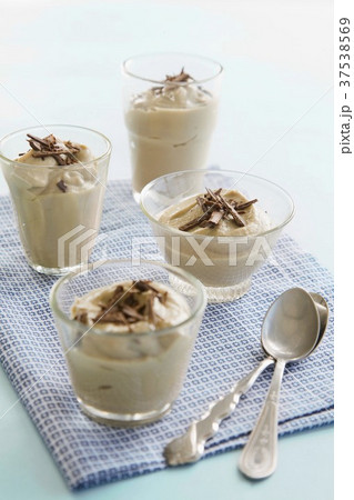 Suagr-free coconut and cardamom puddings 37538569