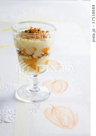 Vanilla cream with apricots and pralines Vanilla cream with apricots and pralines 37538688